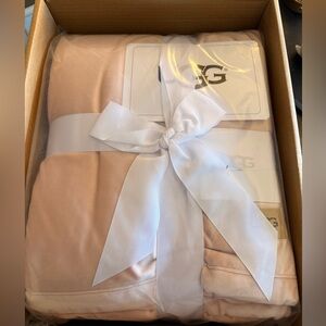 NEW! UGG Pink/white Bliss oversized throw blanket!